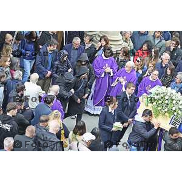 Tiziano Manzoni/LaPresse 9-5- 2025 Italia Cronaca BergamoBergamo funerale Riccardo Claris, ucciso a Bergamo Sciarpe neroazzurre al cielo