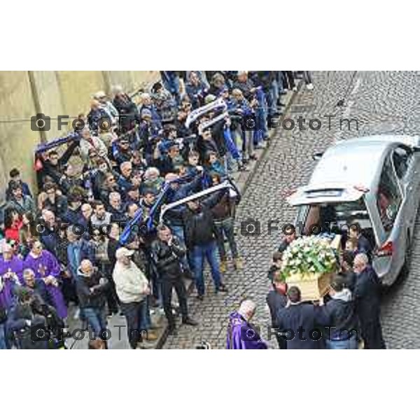 Tiziano Manzoni/LaPresse 9-5- 2025 Italia Cronaca BergamoBergamo funerale Riccardo Claris, ucciso a Bergamo Sciarpe neroazzurre al cielo