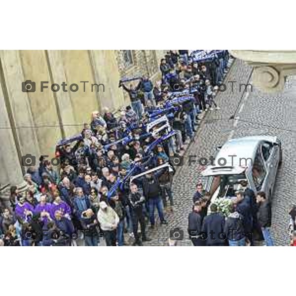 Tiziano Manzoni/LaPresse 9-5- 2025 Italia Cronaca BergamoBergamo funerale Riccardo Claris, ucciso a Bergamo Sciarpe neroazzurre al cielo