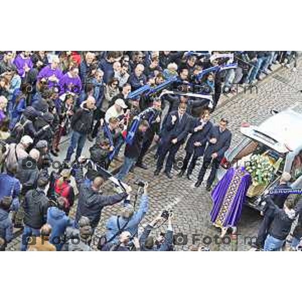 Tiziano Manzoni/LaPresse 9-5- 2025 Italia Cronaca BergamoBergamo funerale Riccardo Claris, ucciso a Bergamo Sciarpe neroazzurre al cielo
