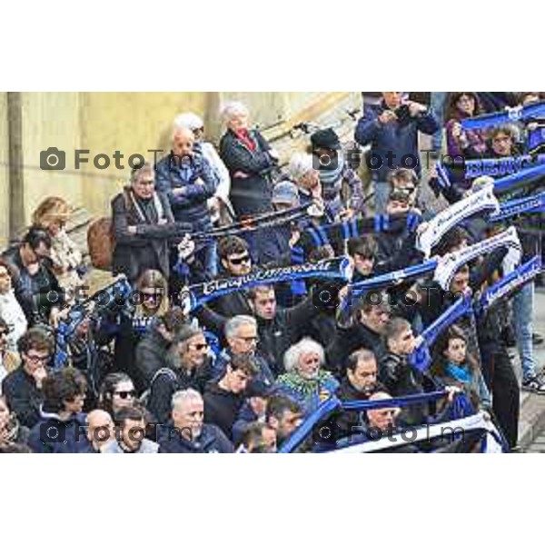 Tiziano Manzoni/LaPresse 9-5- 2025 Italia Cronaca BergamoBergamo funerale Riccardo Claris, ucciso a Bergamo Sciarpe neroazzurre al cielo