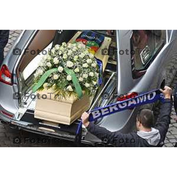 Tiziano Manzoni/LaPresse 9-5- 2025 Italia Cronaca BergamoBergamo funerale Riccardo Claris, ucciso a Bergamo Sciarpe neroazzurre al cielo