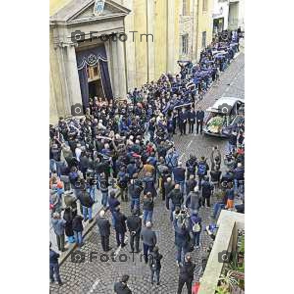 Tiziano Manzoni/LaPresse 9-5- 2025 Italia Cronaca BergamoBergamo funerale Riccardo Claris, ucciso a Bergamo Sciarpe neroazzurre al cielo
