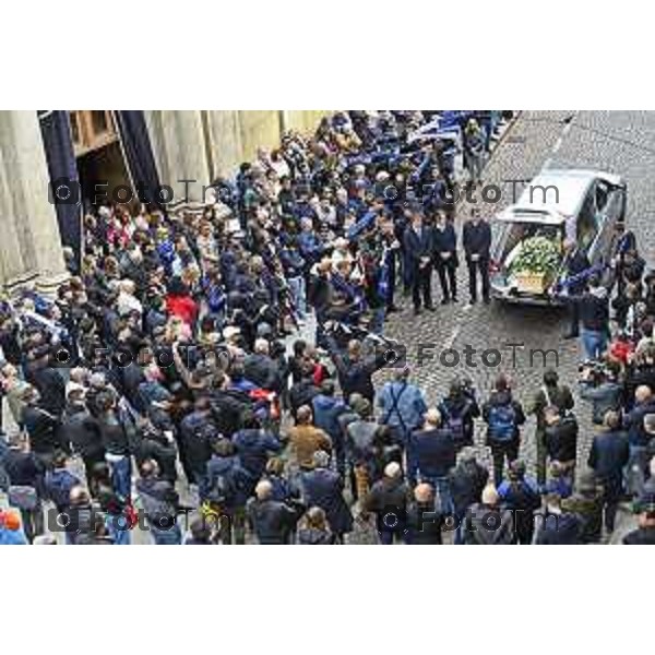 Tiziano Manzoni/LaPresse 9-5- 2025 Italia Cronaca BergamoBergamo funerale Riccardo Claris, ucciso a Bergamo Sciarpe neroazzurre al cielo