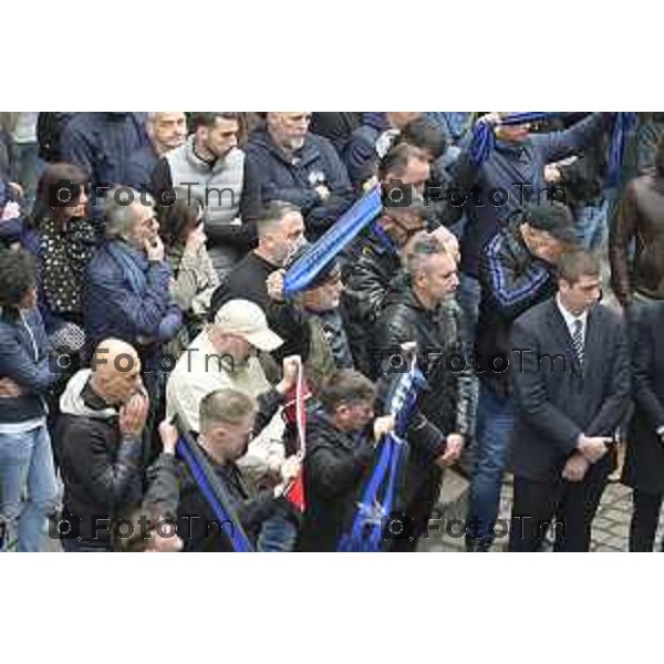 Tiziano Manzoni/LaPresse 9-5- 2025 Italia Cronaca BergamoBergamo funerale Riccardo Claris, ucciso a Bergamo Sciarpe neroazzurre al cielo