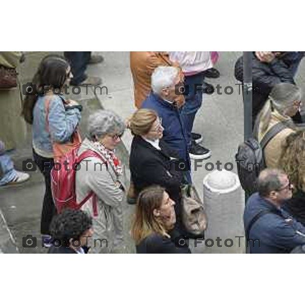 Tiziano Manzoni/LaPresse 9-5- 2025 Italia Cronaca BergamoBergamo funerale Riccardo Claris, ucciso a Bergamo Sciarpe neroazzurre al cielo