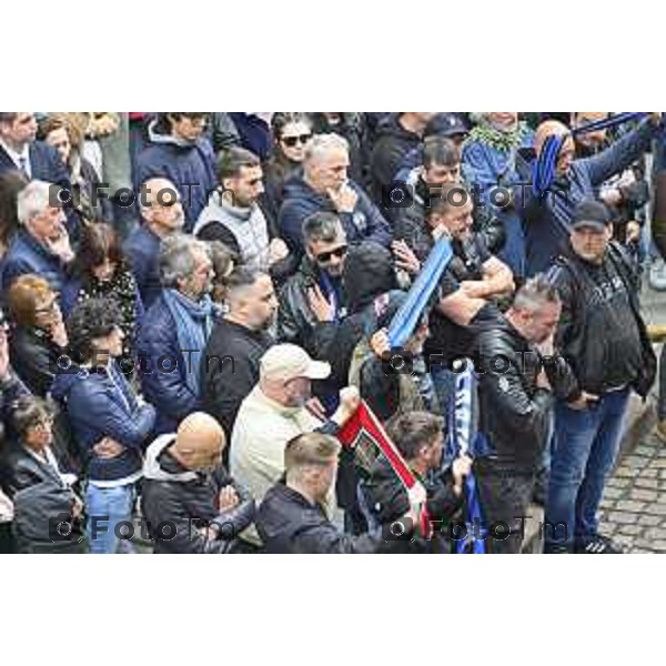 Tiziano Manzoni/LaPresse 9-5- 2025 Italia Cronaca BergamoBergamo funerale Riccardo Claris, ucciso a Bergamo Sciarpe neroazzurre al cielo