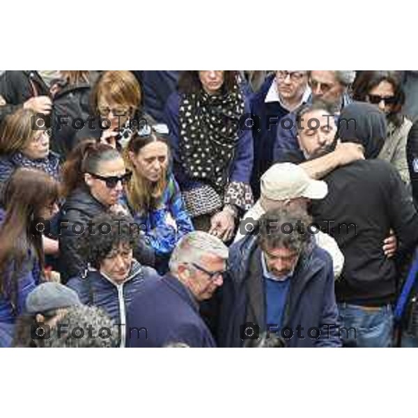 Tiziano Manzoni/LaPresse 9-5- 2025 Italia Cronaca BergamoBergamo funerale Riccardo Claris, ucciso a Bergamo Sciarpe neroazzurre al cielo