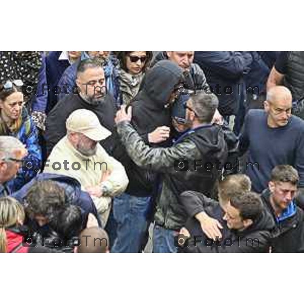 Tiziano Manzoni/LaPresse 9-5- 2025 Italia Cronaca BergamoBergamo funerale Riccardo Claris, ucciso a Bergamo Sciarpe neroazzurre al cielo