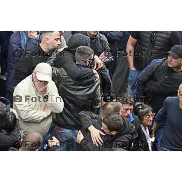 Tiziano Manzoni/LaPresse 9-5- 2025 Italia Cronaca BergamoBergamo funerale Riccardo Claris, ucciso a Bergamo Sciarpe neroazzurre al cielo