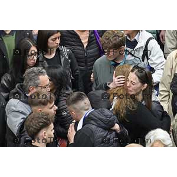 Tiziano Manzoni/LaPresse 9-5- 2025 Italia Cronaca BergamoBergamo funerale Riccardo Claris, ucciso a Bergamo Sciarpe neroazzurre al cielo