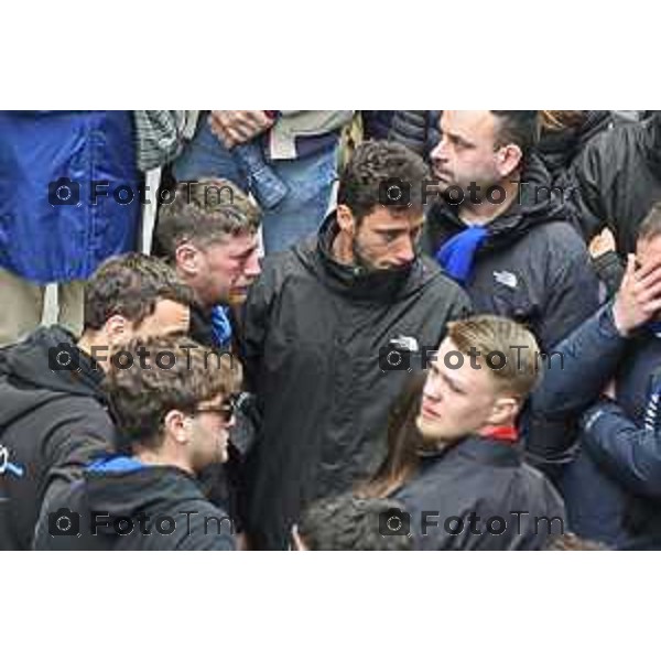 Tiziano Manzoni/LaPresse 9-5- 2025 Italia Cronaca BergamoBergamo funerale Riccardo Claris, ucciso a Bergamo Sciarpe neroazzurre al cielo