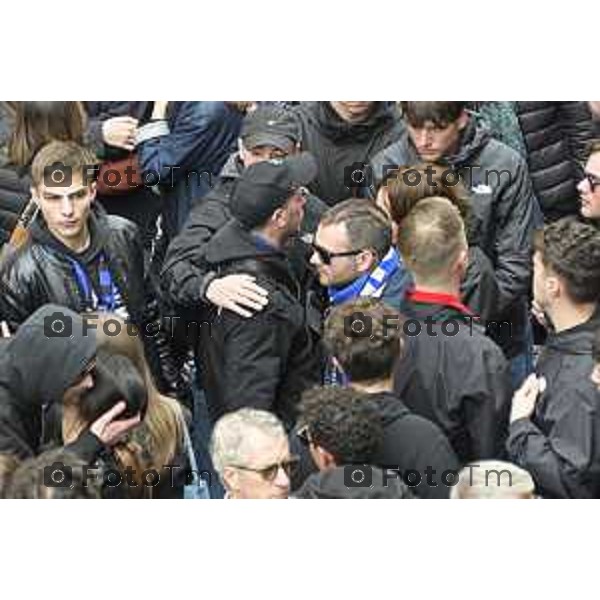Tiziano Manzoni/LaPresse 9-5- 2025 Italia Cronaca BergamoBergamo funerale Riccardo Claris, ucciso a Bergamo Sciarpe neroazzurre al cielo