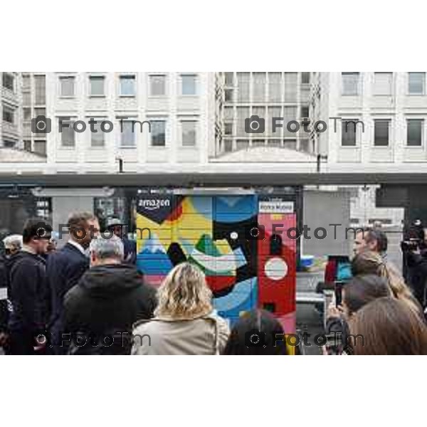Tiziano Manzoni/LaPresse 20-5- 2025 Italia Cronaca BergamoBergamo inaugurazione Amazon Locker con artista Luca Font e Spazio Autismo Bergamo