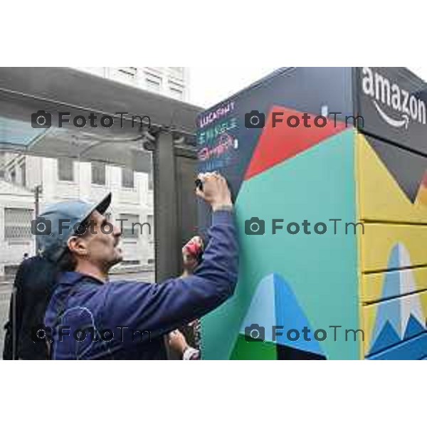 Tiziano Manzoni/LaPresse 20-5- 2025 Italia Cronaca BergamoBergamo inaugurazione Amazon Locker con artista Luca Font e Spazio Autismo Bergamo