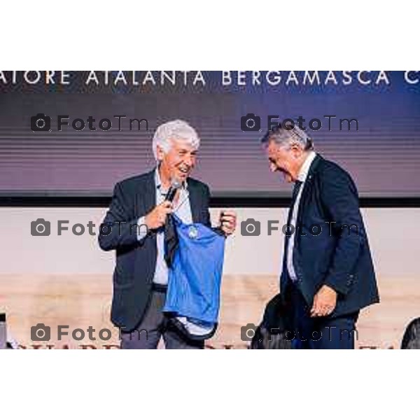 Tiziano Manzoni/LaPresse 20-5- 2025 Italia Cronaca Bergamo Bergamo Assemblea del Comitato Piccola Industria di Confindustria 2025 Oscar Panseri e i saluti di Gian Piero Gasperini.con a giornalista Silvia berzoni e la magla Atalantina