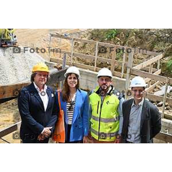 Tiziano Manzoni/LaPresse 21-5- 2025 Italia Cronaca Bergamo, tour in cantiere Progetto di rigenerazione urbana Ex Canossiane Orti Nuovi Da sx Andrea fabretti mediatore Federica provaroni supernova Giuseppe tacco impresa Andrea murciano supernova