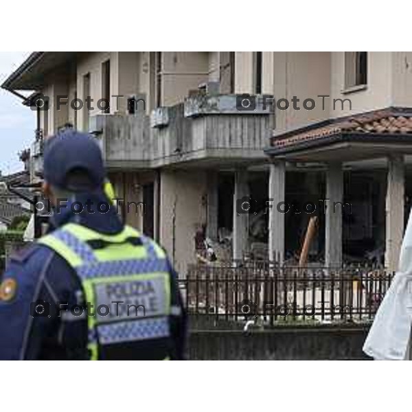 Tiziano Manzoni/LaPresse 25-5- 2025 Italia Cronaca Bagnatica Bg Esplosione famiglia ustionata 42 persone fuori casa