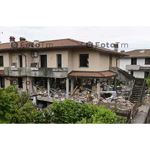 Tiziano Manzoni/LaPresse 25-5- 2025 Italia Cronaca Bagnatica Bg Esplosione famiglia ustionata 42 persone fuori casa