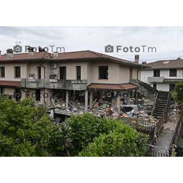 Tiziano Manzoni/LaPresse 25-5- 2025 Italia Cronaca Bagnatica Bg Esplosione famiglia ustionata 42 persone fuori casa