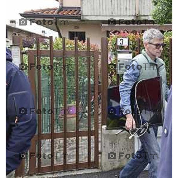 Tiziano Manzoni/LaPresse 25-5- 2025 Italia Cronaca Bagnatica Bg Esplosione famiglia ustionata 42 persone fuori casa un vicino recupera il televisoore