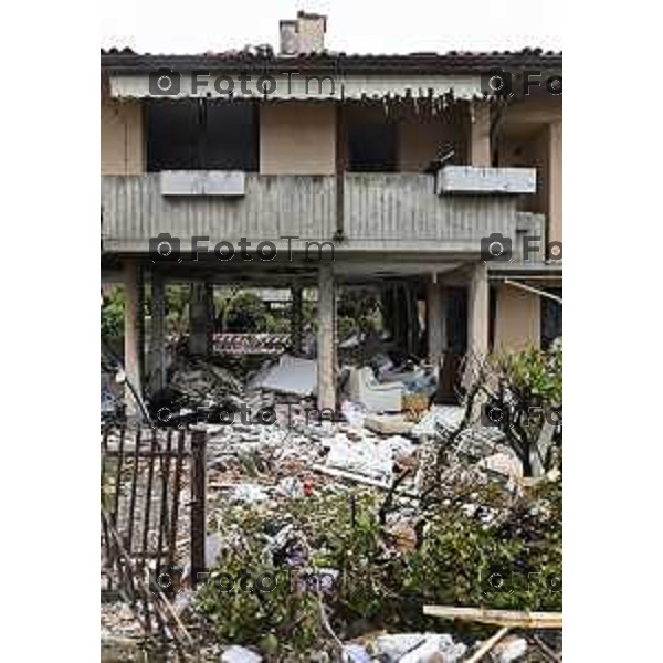 Tiziano Manzoni/LaPresse 25-5- 2025 Italia Cronaca Bagnatica Bg Esplosione famiglia ustionata 42 persone fuori casa