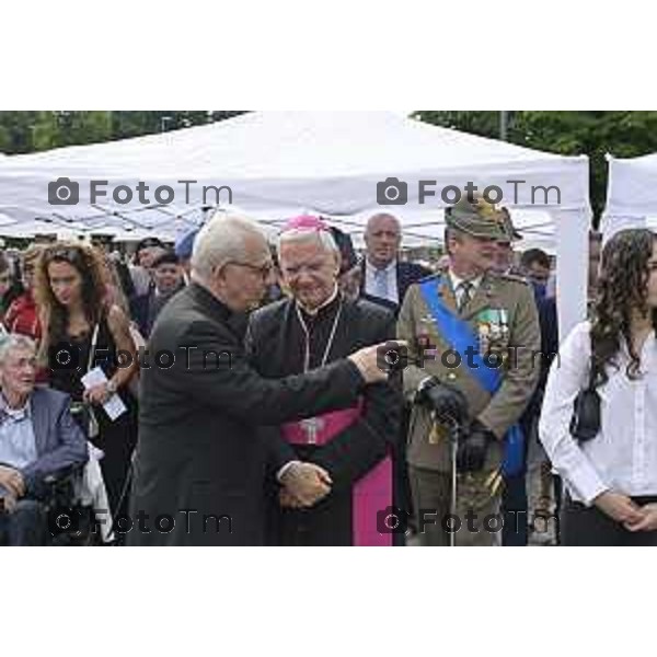 Tiziano Manzoni/LaPresse 2-6- 2025 Italia Cronaca Bergamo in piazza Vittorio Veneto, il prefetto Luca Rotondi, le autorità (dal sindaco Elena Carnevali al vescovo Francesco Beschi) e i rappresentanti delle forze dell\'ordine hanno reso omaggio all\'anniversario della Repubblica italiana