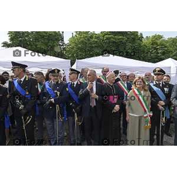 Tiziano Manzoni/LaPresse 2-6- 2025 Italia Cronaca Bergamo in piazza Vittorio Veneto, il prefetto Luca Rotondi, le autorità (dal sindaco Elena Carnevali al vescovo Francesco Beschi) e i rappresentanti delle forze dell\'ordine hanno reso omaggio all\'anniversario della Repubblica italiana