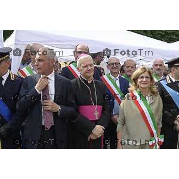 Tiziano Manzoni/LaPresse 2-6- 2025 Italia Cronaca Bergamo in piazza Vittorio Veneto, il prefetto Luca Rotondi, le autorità (dal sindaco Elena Carnevali al vescovo Francesco Beschi) e i rappresentanti delle forze dell\'ordine hanno reso omaggio all\'anniversario della Repubblica italiana
