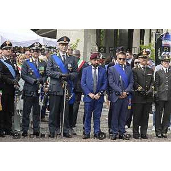 Tiziano Manzoni/LaPresse 2-6- 2025 Italia Cronaca Bergamo in piazza Vittorio Veneto, il prefetto Luca Rotondi, le autorità (dal sindaco Elena Carnevali al vescovo Francesco Beschi) e i rappresentanti delle forze dell\'ordine hanno reso omaggio all\'anniversario della Repubblica italiana