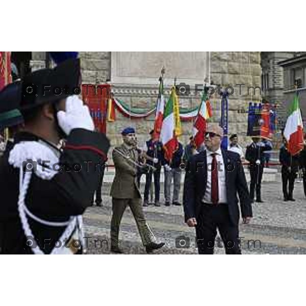 Tiziano Manzoni/LaPresse 2-6- 2025 Italia Cronaca Bergamo in piazza Vittorio Veneto, il prefetto Luca Rotondi, le autorità (dal sindaco Elena Carnevali al vescovo Francesco Beschi) e i rappresentanti delle forze dell\'ordine hanno reso omaggio all\'anniversario della Repubblica italiana