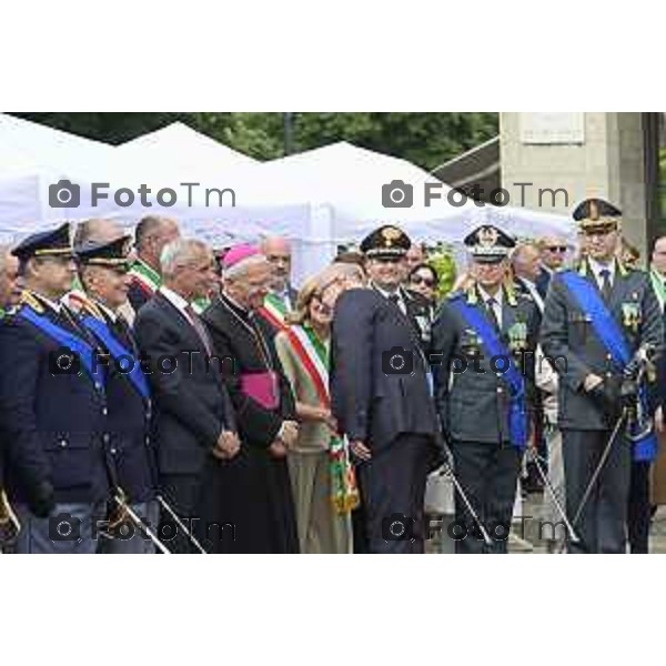 Tiziano Manzoni/LaPresse 2-6- 2025 Italia Cronaca Bergamo in piazza Vittorio Veneto, il prefetto Luca Rotondi, le autorità (dal sindaco Elena Carnevali al vescovo Francesco Beschi) e i rappresentanti delle forze dell\'ordine hanno reso omaggio all\'anniversario della Repubblica italiana