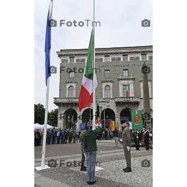 Tiziano Manzoni/LaPresse 2-6- 2025 Italia Cronaca Bergamo in piazza Vittorio Veneto, il prefetto Luca Rotondi, le autorità (dal sindaco Elena Carnevali al vescovo Francesco Beschi) e i rappresentanti delle forze dell\'ordine hanno reso omaggio all\'anniversario della Repubblica italiana