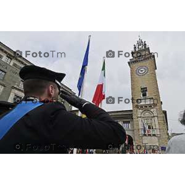 Tiziano Manzoni/LaPresse 2-6- 2025 Italia Cronaca Bergamo in piazza Vittorio Veneto, il prefetto Luca Rotondi, le autorità (dal sindaco Elena Carnevali al vescovo Francesco Beschi) e i rappresentanti delle forze dell\'ordine hanno reso omaggio all\'anniversario della Repubblica italiana