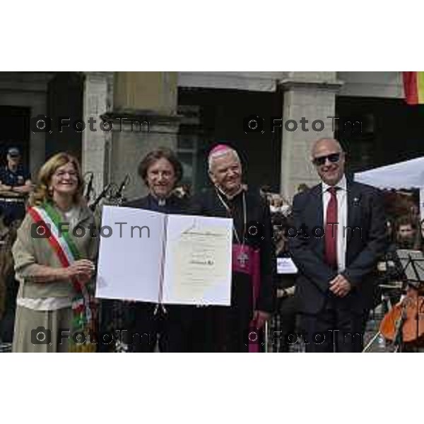Tiziano Manzoni/LaPresse 2-6- 2025 Italia Cronaca Bergamo in piazza Vittorio Veneto, il prefetto Luca Rotondi, le autorità (dal sindaco Elena Carnevali al vescovo Francesco Beschi) e i rappresentanti delle forze dell\'ordine hanno reso omaggio all\'anniversario della Repubblica italiana