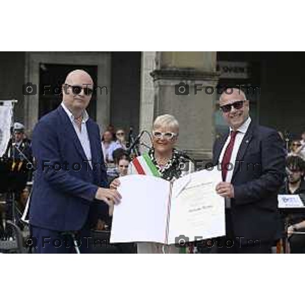 Tiziano Manzoni/LaPresse 2-6- 2025 Italia Cronaca Bergamo in piazza Vittorio Veneto, il prefetto Luca Rotondi, le autorità (dal sindaco Elena Carnevali al vescovo Francesco Beschi) e i rappresentanti delle forze dell\'ordine hanno reso omaggio all\'anniversario della Repubblica italiana