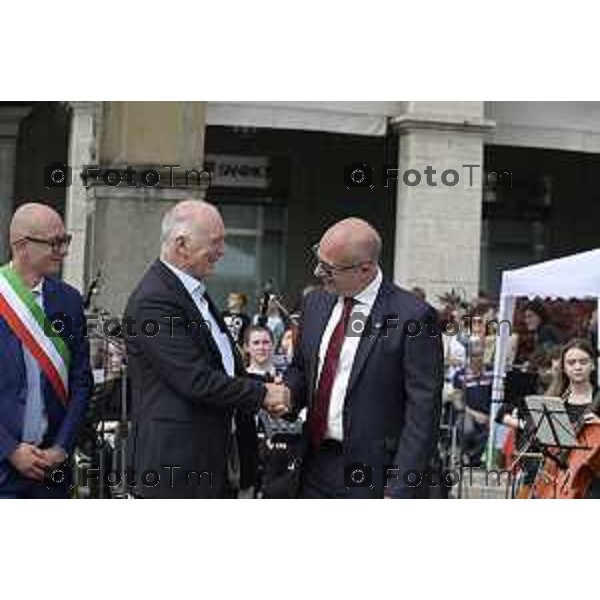Tiziano Manzoni/LaPresse 2-6- 2025 Italia Cronaca Bergamo in piazza Vittorio Veneto, il prefetto Luca Rotondi, le autorità (dal sindaco Elena Carnevali al vescovo Francesco Beschi) e i rappresentanti delle forze dell\'ordine hanno reso omaggio all\'anniversario della Repubblica italiana