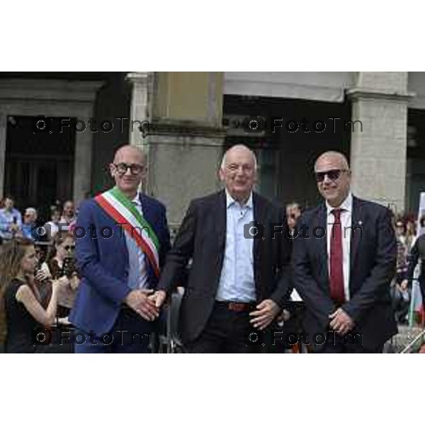 Tiziano Manzoni/LaPresse 2-6- 2025 Italia Cronaca Bergamo in piazza Vittorio Veneto, il prefetto Luca Rotondi, le autorità (dal sindaco Elena Carnevali al vescovo Francesco Beschi) e i rappresentanti delle forze dell\'ordine hanno reso omaggio all\'anniversario della Repubblica italiana