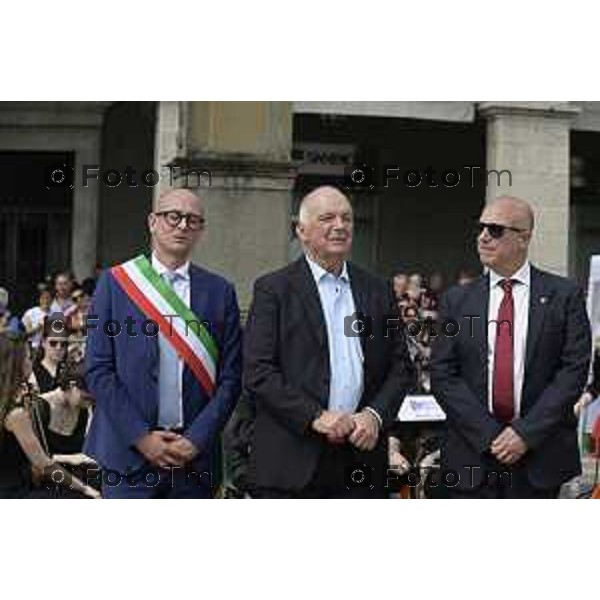 Tiziano Manzoni/LaPresse 2-6- 2025 Italia Cronaca Bergamo in piazza Vittorio Veneto, il prefetto Luca Rotondi, le autorità (dal sindaco Elena Carnevali al vescovo Francesco Beschi) e i rappresentanti delle forze dell\'ordine hanno reso omaggio all\'anniversario della Repubblica italiana