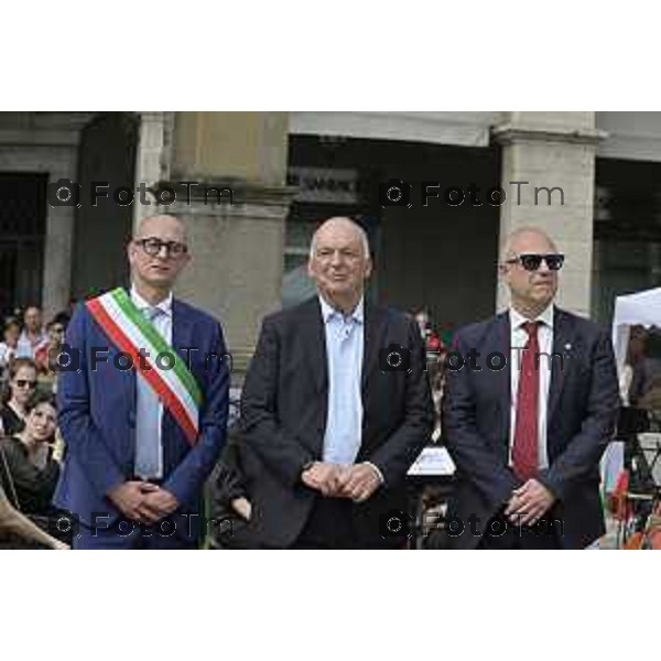 Tiziano Manzoni/LaPresse 2-6- 2025 Italia Cronaca Bergamo in piazza Vittorio Veneto, il prefetto Luca Rotondi, le autorità (dal sindaco Elena Carnevali al vescovo Francesco Beschi) e i rappresentanti delle forze dell\'ordine hanno reso omaggio all\'anniversario della Repubblica italiana