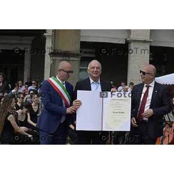 Tiziano Manzoni/LaPresse 2-6- 2025 Italia Cronaca Bergamo in piazza Vittorio Veneto, il prefetto Luca Rotondi, le autorità (dal sindaco Elena Carnevali al vescovo Francesco Beschi) e i rappresentanti delle forze dell\'ordine hanno reso omaggio all\'anniversario della Repubblica italiana