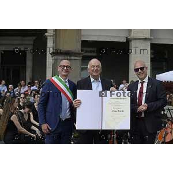 Tiziano Manzoni/LaPresse 2-6- 2025 Italia Cronaca Bergamo in piazza Vittorio Veneto, il prefetto Luca Rotondi, le autorità (dal sindaco Elena Carnevali al vescovo Francesco Beschi) e i rappresentanti delle forze dell\'ordine hanno reso omaggio all\'anniversario della Repubblica italiana