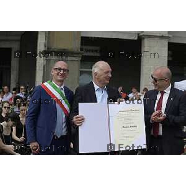 Tiziano Manzoni/LaPresse 2-6- 2025 Italia Cronaca Bergamo in piazza Vittorio Veneto, il prefetto Luca Rotondi, le autorità (dal sindaco Elena Carnevali al vescovo Francesco Beschi) e i rappresentanti delle forze dell\'ordine hanno reso omaggio all\'anniversario della Repubblica italiana