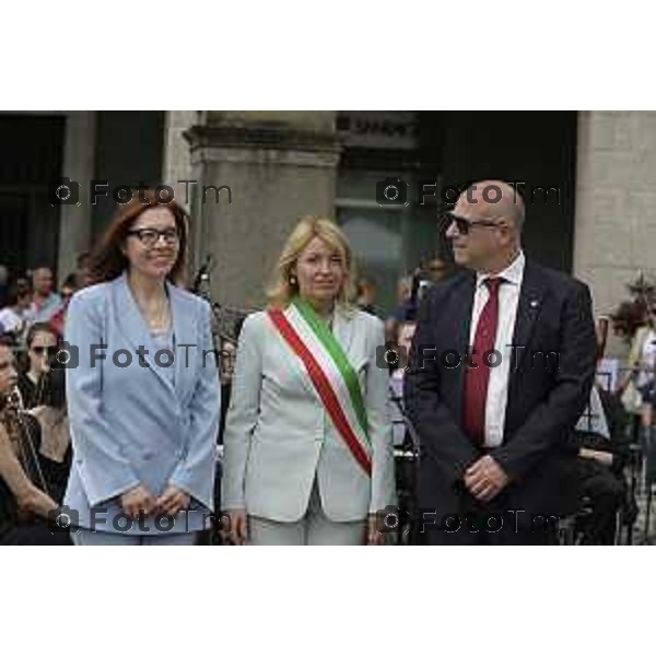 Tiziano Manzoni/LaPresse 2-6- 2025 Italia Cronaca Bergamo in piazza Vittorio Veneto, il prefetto Luca Rotondi, le autorità (dal sindaco Elena Carnevali al vescovo Francesco Beschi) e i rappresentanti delle forze dell\'ordine hanno reso omaggio all\'anniversario della Repubblica italiana