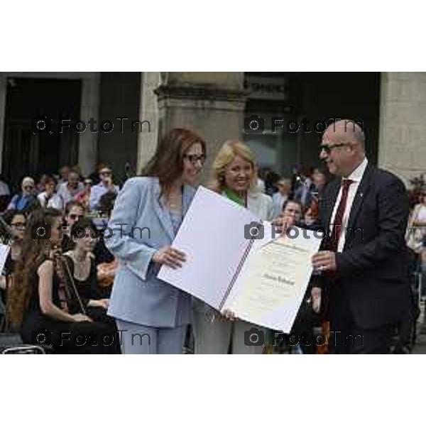Tiziano Manzoni/LaPresse 2-6- 2025 Italia Cronaca Bergamo in piazza Vittorio Veneto, il prefetto Luca Rotondi, le autorità (dal sindaco Elena Carnevali al vescovo Francesco Beschi) e i rappresentanti delle forze dell\'ordine hanno reso omaggio all\'anniversario della Repubblica italiana