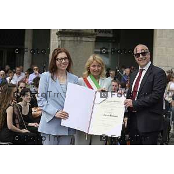 Tiziano Manzoni/LaPresse 2-6- 2025 Italia Cronaca Bergamo in piazza Vittorio Veneto, il prefetto Luca Rotondi, le autorità (dal sindaco Elena Carnevali al vescovo Francesco Beschi) e i rappresentanti delle forze dell\'ordine hanno reso omaggio all\'anniversario della Repubblica italiana