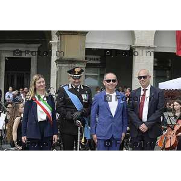Tiziano Manzoni/LaPresse 2-6- 2025 Italia Cronaca Bergamo in piazza Vittorio Veneto, il prefetto Luca Rotondi, le autorità (dal sindaco Elena Carnevali al vescovo Francesco Beschi) e i rappresentanti delle forze dell\'ordine hanno reso omaggio all\'anniversario della Repubblica italiana
