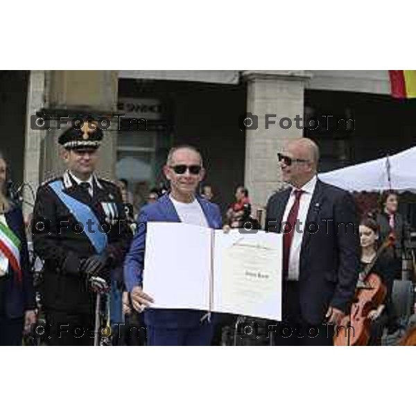 Tiziano Manzoni/LaPresse 2-6- 2025 Italia Cronaca Bergamo in piazza Vittorio Veneto, il prefetto Luca Rotondi, le autorità (dal sindaco Elena Carnevali al vescovo Francesco Beschi) e i rappresentanti delle forze dell\'ordine hanno reso omaggio all\'anniversario della Repubblica italiana