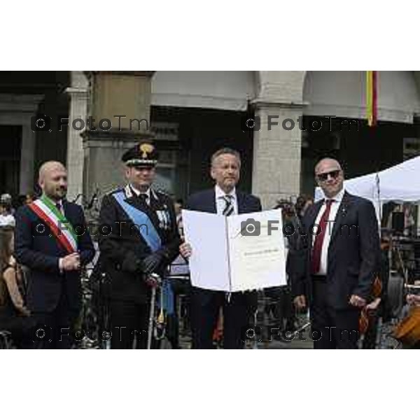 Tiziano Manzoni/LaPresse 2-6- 2025 Italia Cronaca Bergamo in piazza Vittorio Veneto, il prefetto Luca Rotondi, le autorità (dal sindaco Elena Carnevali al vescovo Francesco Beschi) e i rappresentanti delle forze dell\'ordine hanno reso omaggio all\'anniversario della Repubblica italiana