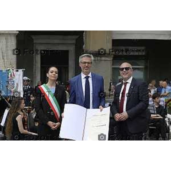 Tiziano Manzoni/LaPresse 2-6- 2025 Italia Cronaca Bergamo in piazza Vittorio Veneto, il prefetto Luca Rotondi, le autorità (dal sindaco Elena Carnevali al vescovo Francesco Beschi) e i rappresentanti delle forze dell\'ordine hanno reso omaggio all\'anniversario della Repubblica italiana